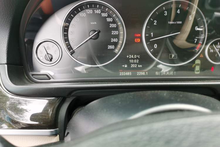 Used BMW 5 Series 2012 535Li Leading Model Odometer Close Up