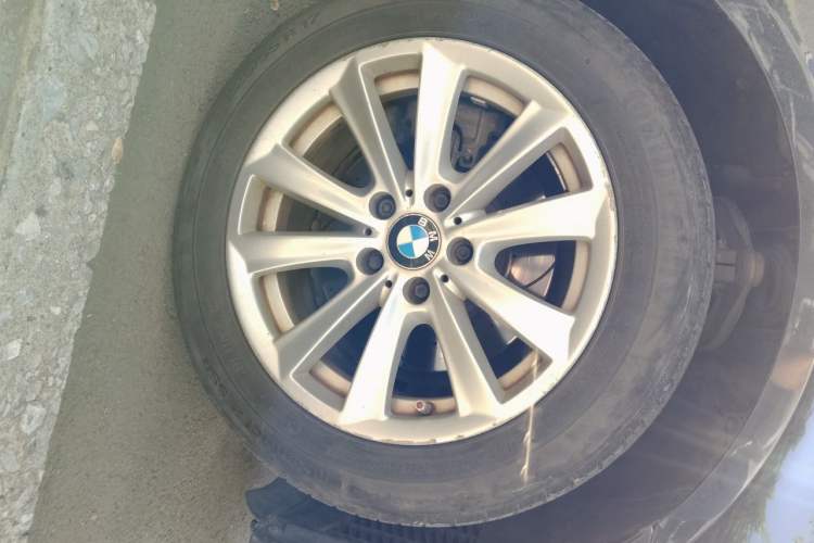 Used BMW 5 Series 2012 520Li Elegant Edition Right Front Wheel Hub