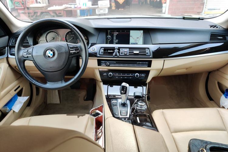 Used BMW 5 Series 2012 530i Sport Touring Center Console