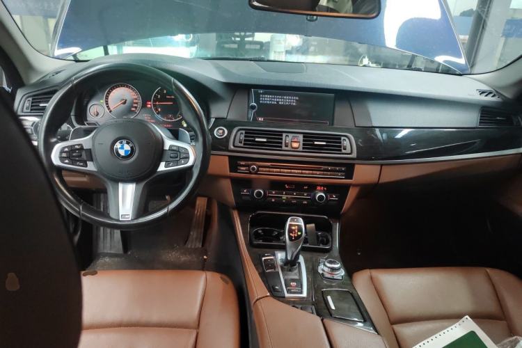 Used BMW 5 Series 2012 530i Sport Touring Center Console