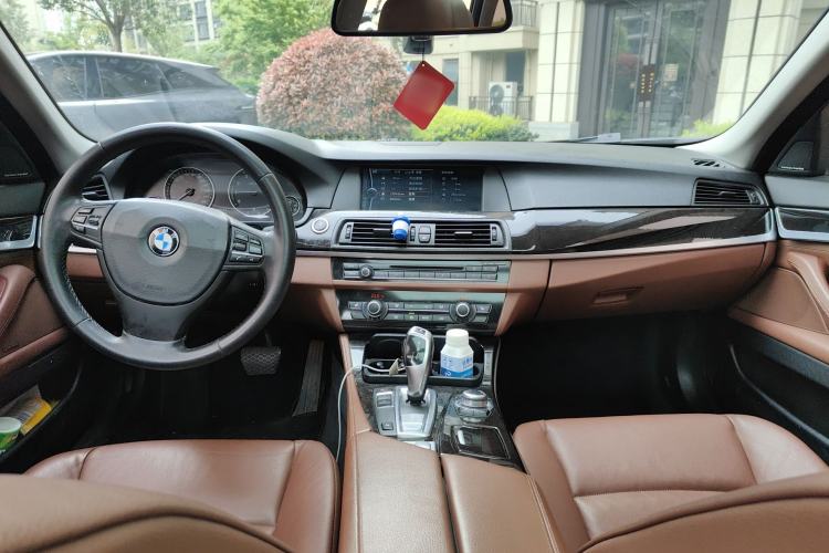 Used BMW 5 Series 2012 530i Sport Touring Center Console