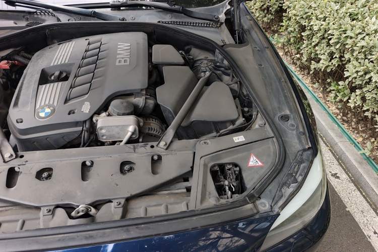 Used BMW 5 Series 2012 530i Sport Touring Engine Bay Left