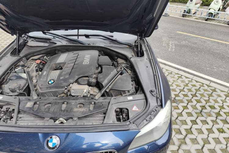 Used BMW 5 Series 2012 530i Sport Touring Engine Bay Left