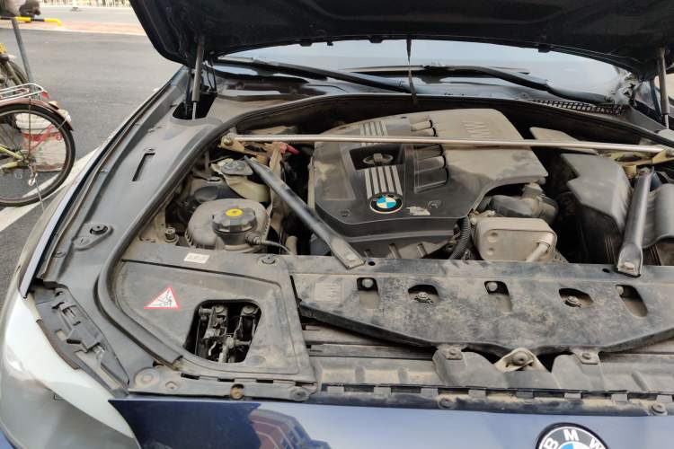 Used BMW 5 Series 2012 530i Sport Touring Engine Bay Right