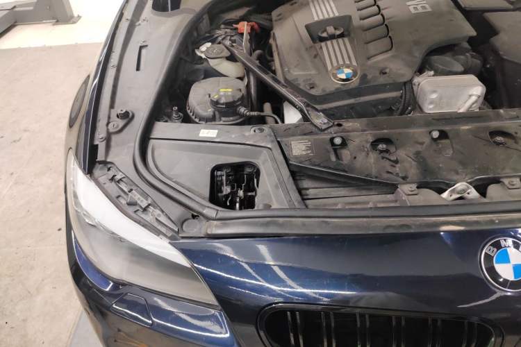 Used BMW 5 Series 2012 530i Sport Touring Engine Bay Right