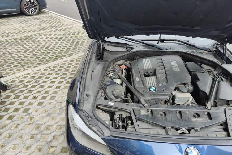 Used BMW 5 Series 2012 530i Sport Touring Engine Bay Right