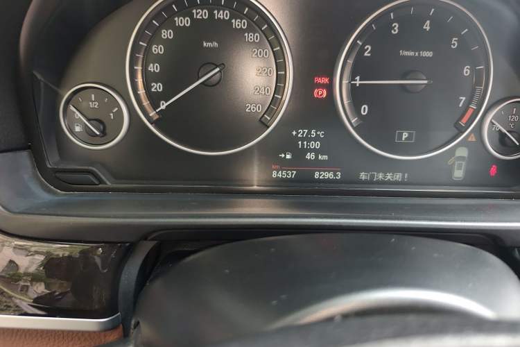 Used BMW 5 Series 2012 530i Sport Touring Odometer Close Up