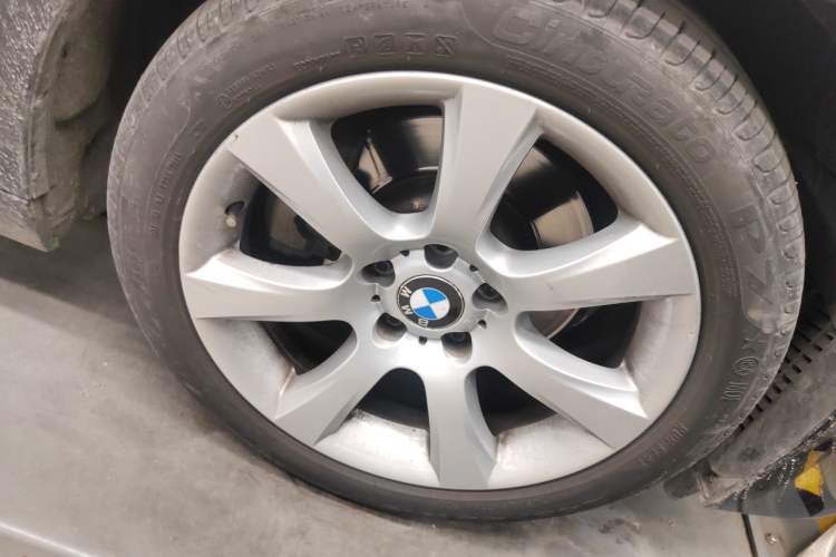 Used BMW 5 Series 2012 530i Sport Touring Right Front Wheel Hub