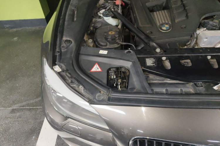 Used BMW 5 Series 2012 530i Sport Touring Engine Bay Right