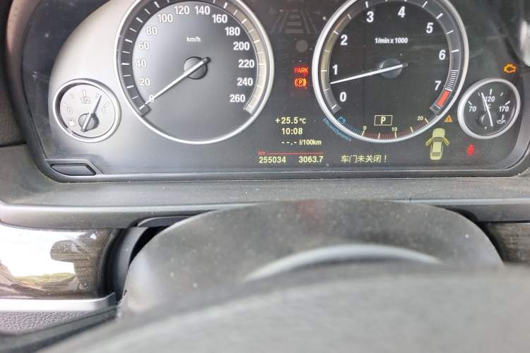 Used BMW 5 Series 2012 530Li Leading Model Odometer Close Up