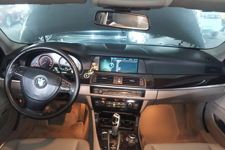 Used BMW 5 Series 2012 530i Sport Touring Center Console