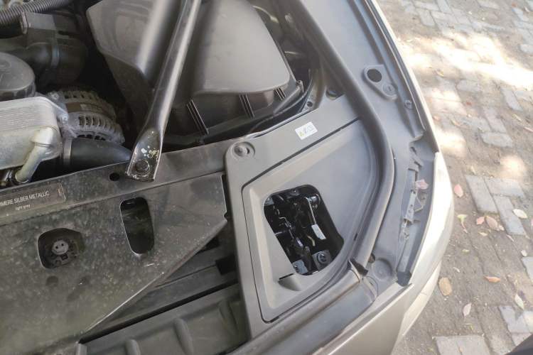 Used BMW 5 Series 2012 520Li Elegant Edition Engine Bay Left