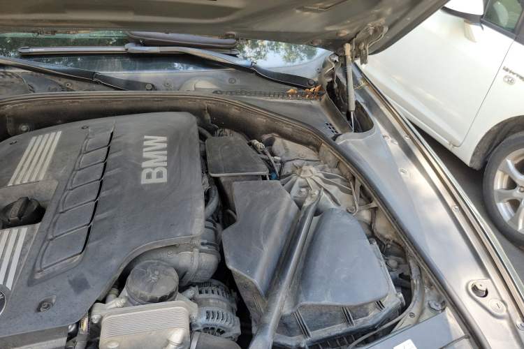 Used BMW 5 Series 2012 530i Sport Touring Engine Bay Left