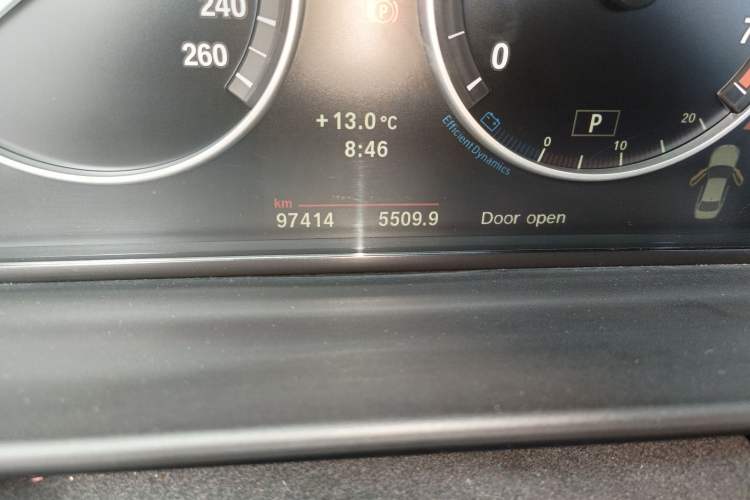 Used BMW 5 Series 2012 530Li Leading Model Odometer Close Up