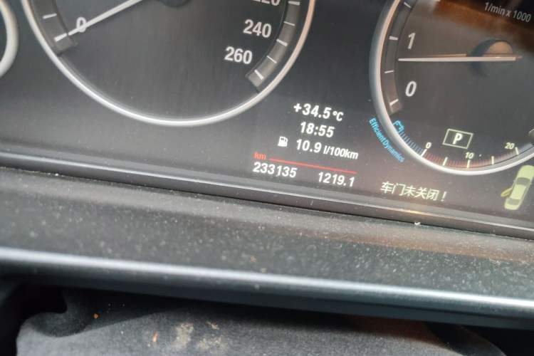 Used BMW 5 Series 2012 530Li Leading Model Odometer Close Up