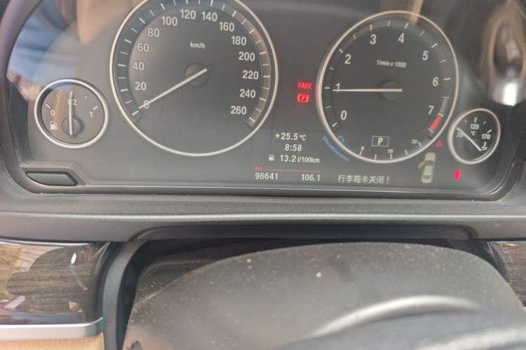 Used BMW 5 Series 2012 530Li Leading Model Odometer Close Up