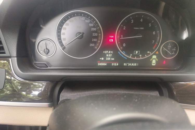 Used BMW 5 Series 2012 530Li Leading Model Odometer Close Up