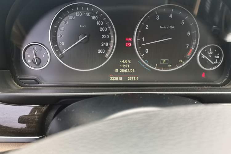 Used BMW 5 Series 2012 530Li Leading Model Odometer Close Up