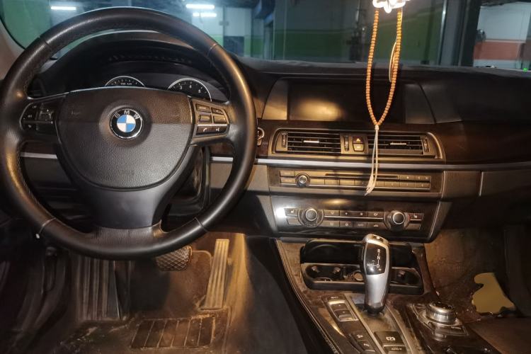 Used BMW 5 Series 2012 528i xDrive Luxury Edition Center Console