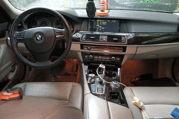 Used BMW 5 Series 2012 530i Sport Touring Center Console
