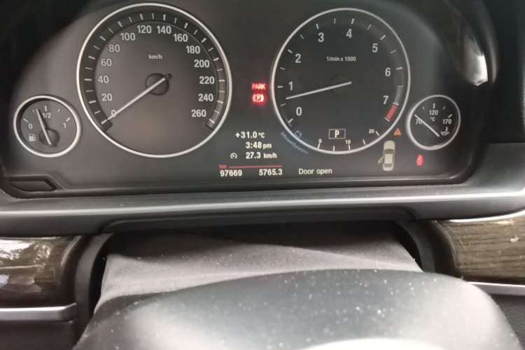 Used BMW 5 Series 2012 530Li Leading Model Odometer Close Up