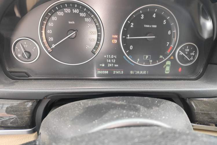 Used BMW 5 Series 2012 535Li Leading Model Odometer Close Up
