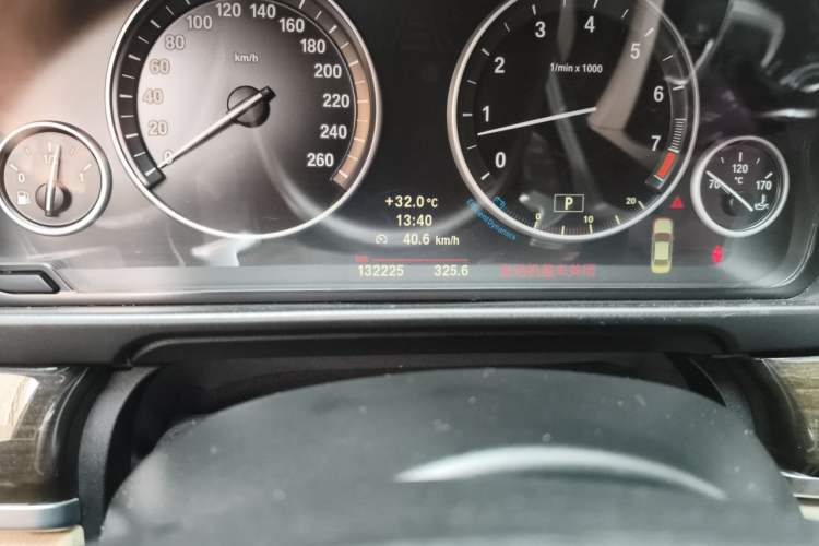 Used BMW 5 Series 2012 535Li Leading Model Odometer Close Up
