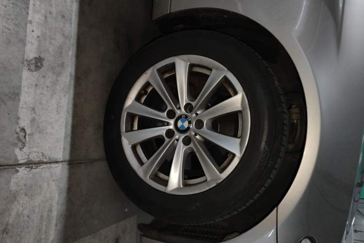 Used BMW 5 Series 2012 520Li Elegant Edition Right Front Wheel Hub