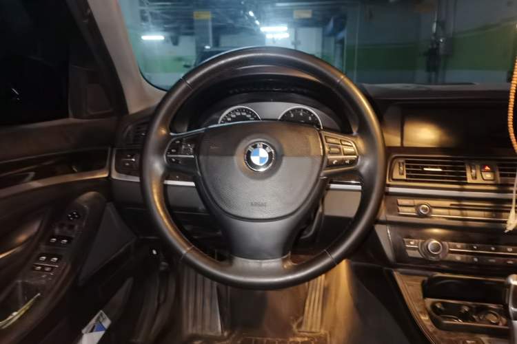 Used BMW 5 Series 2012 528i xDrive Luxury Edition Steering Wheel