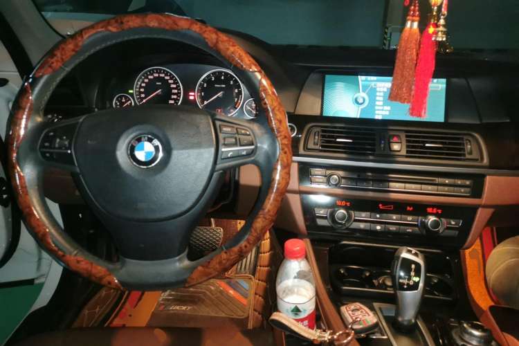 Used BMW 5 Series 2012 530i Sport Touring Center Console