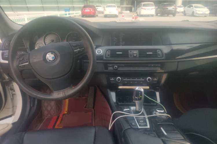 Used BMW 5 Series 2012 530i Sport Touring Center Console