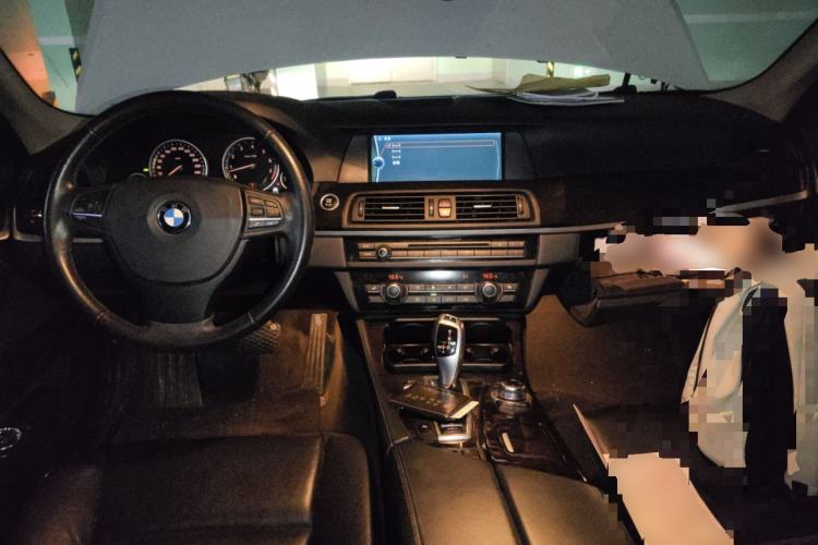 Used BMW 5 Series 2012 530i Sport Touring Center Console