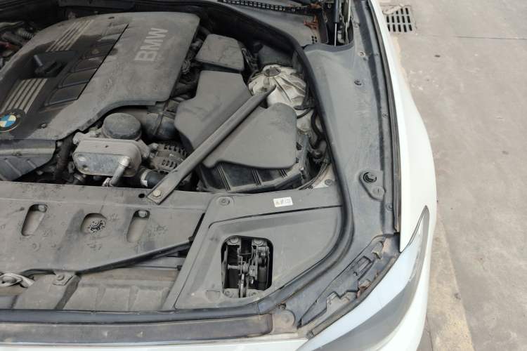 Used BMW 5 Series 2012 530i Sport Touring Engine Bay Left