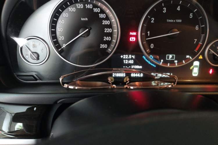 Used BMW 5 Series 2012 530Li Leading Model Odometer Close Up