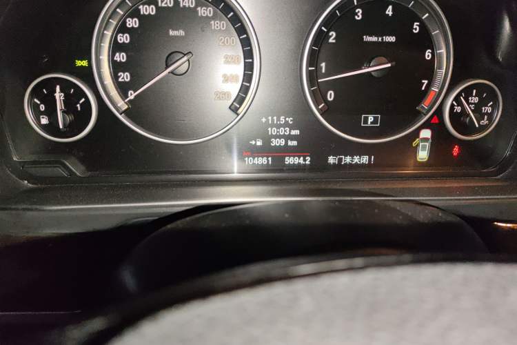 Used BMW 5 Series 2012 530i Sport Touring Odometer Close Up