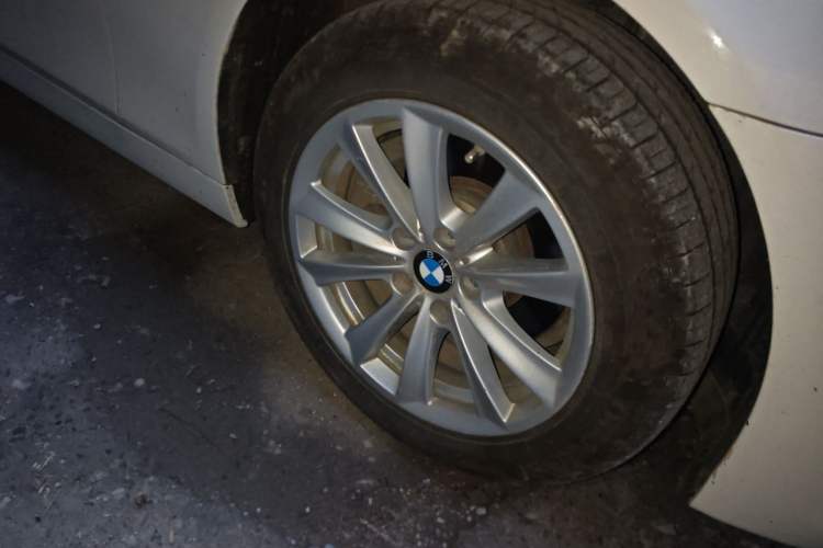 Used BMW 5 Series 2012 520Li Elegant Edition Right Front Wheel Hub