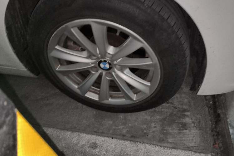 Used BMW 5 Series 2012 520Li Elegant Edition Right Front Wheel Hub