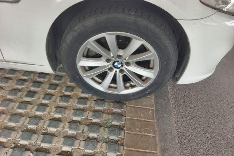 Used BMW 5 Series 2012 520Li Elegant Edition Right Front Wheel Hub