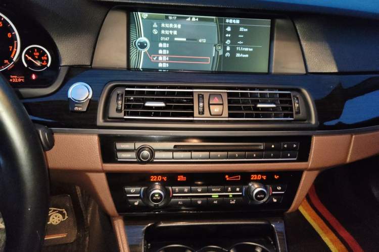 Used BMW 5 Series 2013 535i Luxury Sport Edition Audio And AC Panel