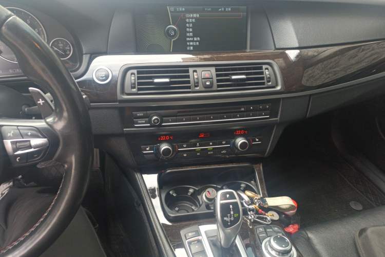 Used BMW 5 Series 2013 530i Luxury Touring Edition Audio And AC Panel