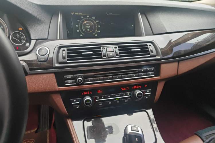 Used BMW 5 Series 2013 535Li Leading Model Audio And AC Panel