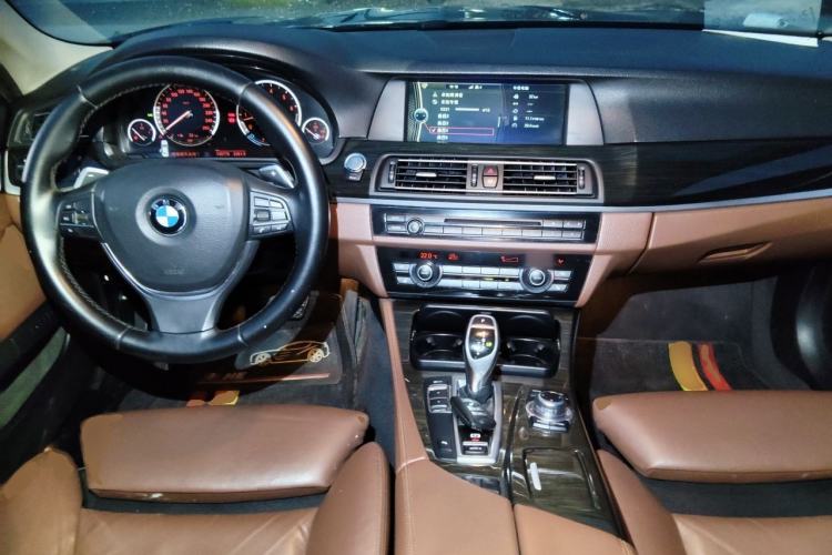 Used BMW 5 Series 2013 535i Luxury Sport Edition Center Console