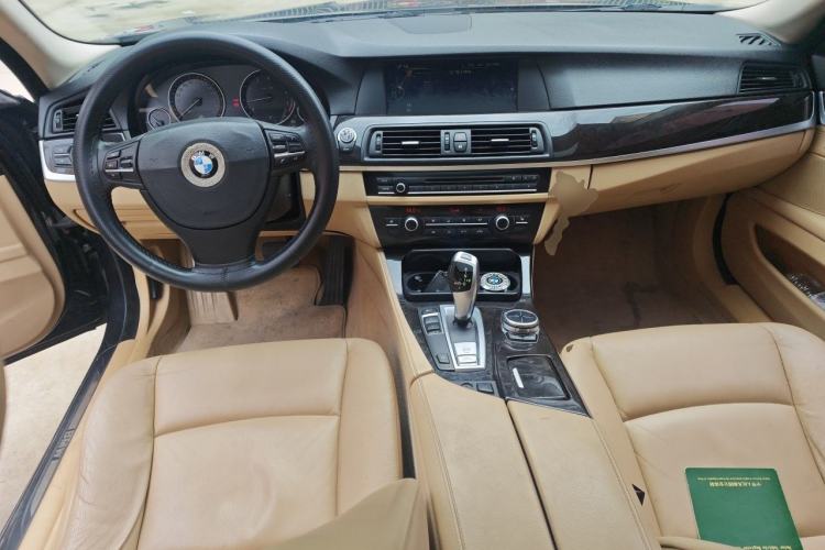 Used BMW 5 Series 2013 525Li Luxury Model Center Console
