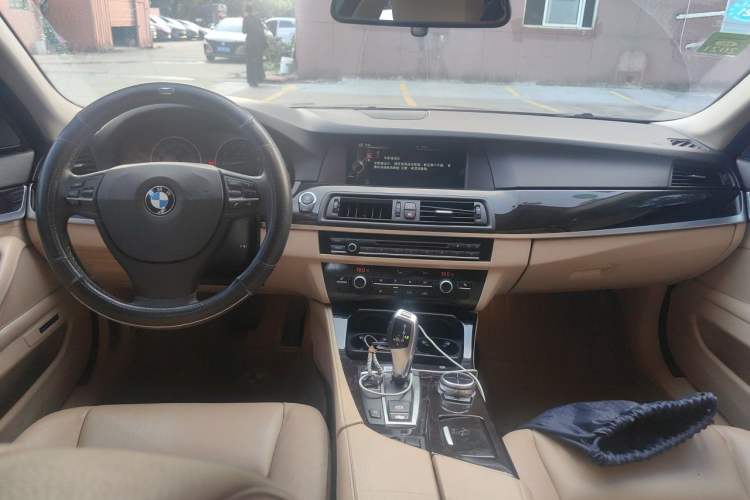 Used BMW 5 Series 2013 525Li Luxury Model Center Console