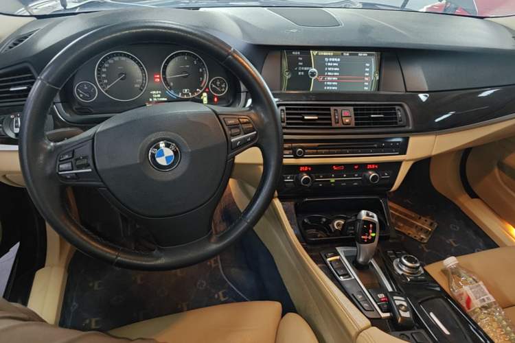 Used BMW 5 Series 2013 528i xDrive Luxury Edition Center Console