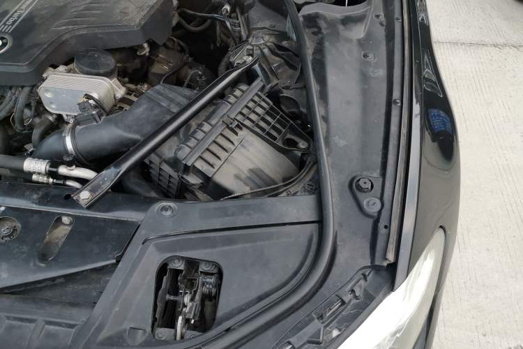 Used BMW 5 Series 2013 525Li Leading Model Engine Bay Left
