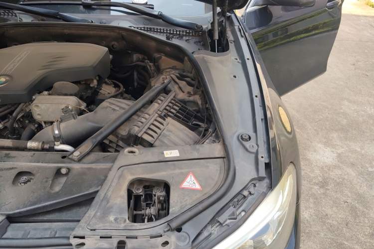 Used BMW 5 Series 2013 525Li Leading Model Engine Bay Left