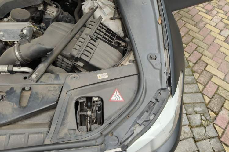 Used BMW 5 Series 2013 525Li Leading Model Engine Bay Left