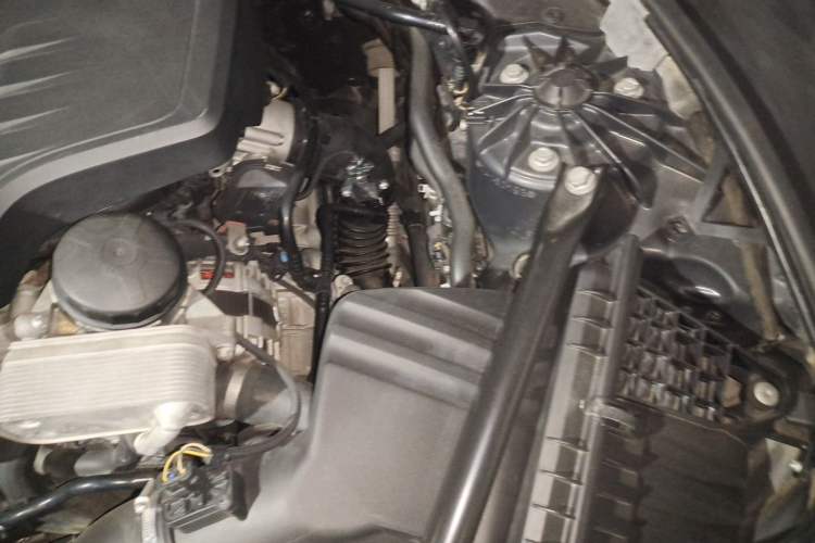 Used BMW 5 Series 2013 525Li Leading Model Engine Bay Left