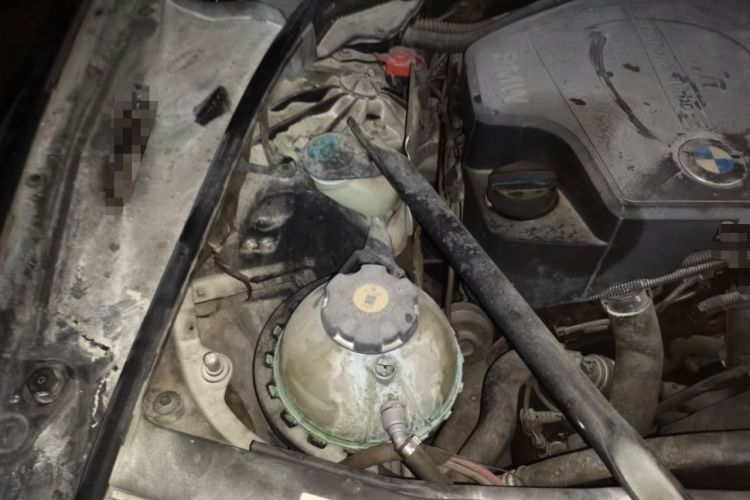 Used BMW 5 Series 2013 525Li Leading Model Engine Bay Right